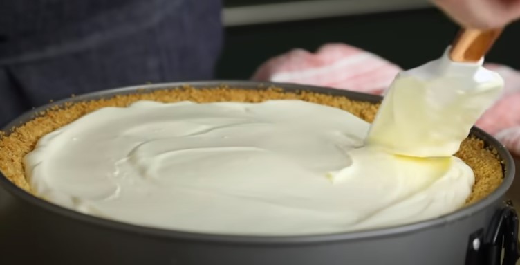 Filling the crust with cream filling